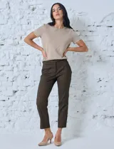 Pantalón recto de vestir con estampado geométrico en tonos marrón y negro.