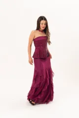 Pollera larga de microtul color magenta, totalmente forrada, de diseño fluido con volados que aportan movimiento y caída liviana.