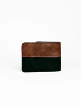 Billetera de cuero marrón y negro con costuras reforzadas.