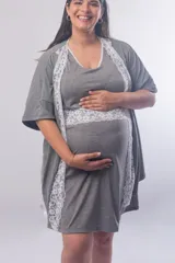 Bata larga de modal con mangas cortas y detalle de puntilla blanca en la parte delantera.