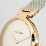 Reloj análogo Jacques Lemans de la línea Milano para dama, con caja de acero en tono oro rosado y esfera color champagne. Posee un brazalete de malla milanesa en tono plateado y corona lateral.