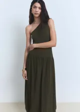Vestido largo de diseño asimétrico con un solo hombro, corte evasé y falda con vuelo. Presenta un estilo minimalista y elegante, con cierre lateral de cremallera.