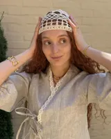 Collar corbatero con hilo de algodón natural color suela y dije de bronce macizo con forma de flores.