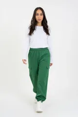 Pantalón tipo babucha estilo cargo color verde, con cintura y puños elásticos, bolsillos laterales funcionales y corte holgado.