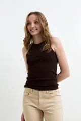 Musculosa de rib color marrón, con escote redondo y diseño ajustado al cuerpo.