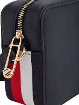 Cartera cruzada tipo bandolera Tommy Hilfiger de poliuretano color azul marino, con correa ajustable y logo metálico dorado en el frente.