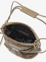 Bolso tipo cubo Diesel Scrunch-D, color gris oscuro, confeccionado en cuero brillante con efecto arrugado. Presenta logo metálico "D" en el frente, cierre con cordones ajustables, correa de hombro extraíble y múltiples bolsillos internos.