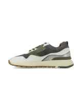 Sneaker de diseño deportivo confeccionado en una combinación de cueros en tonos gris, blanco y plateado. Presenta una suela de plataforma en color crema con base dentada y cordones al tono.