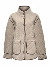 Campera polar de textura suave con diseño acolchado de rombos, cuello alto y cierre frontal con botones. Presenta ribetes en contraste, bolsillos frontales amplios y mangas largas.