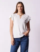 Blusa blanca de modal Rio & Rian con cuello a la base, escote en V con aplique metálico y mangas cortas con volados en capas.