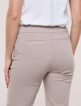 Pantalón capri estilo sastrero de tiro alto, color celeste, con cintura ancha elastizada sin cierres, bolsillos funcionales en el frente y bolsillos simulados en la parte posterior.