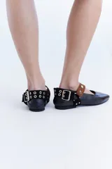 Ballerinas de cuero bordó con puntera cuadrada, diseño destalonado y tira en el empeine decorada con tachas metálicas.