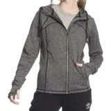 Campera deportiva con cierre frontal, capucha ajustable con cordones y bolsillos laterales. Presenta costuras reforzadas a la vista y puños con abertura para el pulgar.