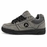 Zapatillas Airwalk modelo Cameo Grey, de color gris con suela y cordones negros, confeccionadas en gamuza y malla.