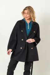 Chaquetón negro cruzado de cashmere con lazo y bolsillos.