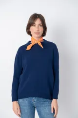 Sweater azul marino de tejido de punto liso, con cuello redondo y corte clásico.