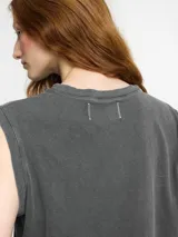 Musculosa azul con cuello redondo y sisas amplias.