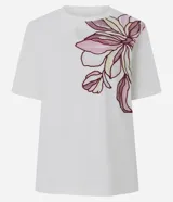Blusa Marfinno de algodón blanco con cuello redondo, manga corta y bordado floral grande localizado en el hombro y pecho.