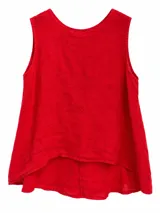 Musculosa roja de lino, sin mangas, con escote redondo y diseño asimétrico más largo en la parte trasera.