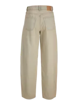 Jean de corte barrel fit con tiro medio, confeccionado en denim de sarga con un lavado teñido en tono beige. Presenta pierna suelta, cierre con bragueta y diseño de cinco bolsillos.