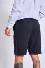 Bermuda marrón de corte recto.