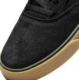 Championes Nike SB Chron 2 de color negro con el logotipo de Nike en blanco en el lateral y suela de goma marrón claro.