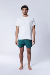 Short de baño verde liso con cintura elástica y cordón ajustable.