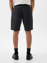 Bermuda de gabardina color azul marino, corte recto y largo a la rodilla.