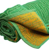 Toalla de playa verde con logo de Havaianas en color naranja.