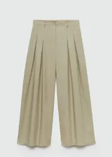 Pantalon wideleg de tiro medio, color verde oliva, con pinzas delanteras, trabillas para cinturon y bolsillos laterales.