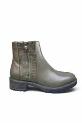 Bota corta de cuero color verde militar, con suela track negra y taco bajo. Presenta un cierre lateral y un panel lateral con textura de cocodrilo.