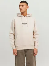 Canguro color beige con capucha, manga larga, calce relajado y bolsillo tipo canguro. Estampado frontal con la leyenda "Originals Studio BROUGHT TO YOU BY JACK&JONES DESIGNED IN COPENHAGEN".