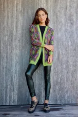 Saco largo de tejido de punto con diseño geométrico en tonos beige, negro y gris.