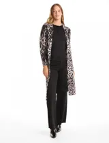 Chaqueta larga de tejido de punto con diseño midi y corte recto. Presenta un patrón de cuadros sutiles, cuello con solapa, frente abierto sin botones y bolsillos de parche delanteros.