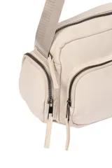 Bandolera negra con correa ajustable, bolsillo en la parte delantera y a los costados.