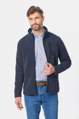 Campera polar de abrigo con cuello alto, cierre frontal y bolsillos laterales. Presenta detalles de marca en el cuello y en la manga.