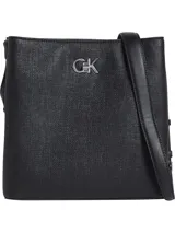 Cartera tipo bucket negra de piel sintética con textura de lino tejido. Presenta herrajes metálicos y el monograma emblemático de Calvin Klein en la parte frontal.