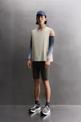 Musculosa de entrenamiento de corte regular, confeccionada en tejido técnico ligero con microperforaciones para mayor transpirabilidad. Presenta cuello redondo, sisas amplias y aberturas laterales en el bajo. Incluye detalles termofijados y logo de la línea Zara Athleticz.