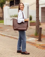 Botinetas de cuero color chocolate con diseño de paneles combinados en cuero liso y cuero texturizado. Presentan una suela track gruesa de goma negra y un corte tipo chelsea.