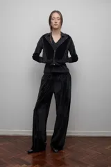 Campera con capucha de terciopelo negro, con cierre frontal completo y puños y cintura acanalados.