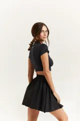 Remera negra de calce ajustado, con mangas cortas y cuello redondo.