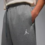 Pantalón de jogging Jordan Brooklyn Fleece de hombre, color gris con logo bordado en blanco.