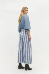 Pantalón de jean de corte recto y tiro alto con estampado de rayas verticales en tonos rosados. Cuenta con cierre frontal y bolsillos laterales.