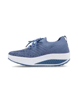 Championes Hush Puppies modelo Amaze, color azul, confeccionados en tejido flyknit transpirable con efecto guante. Presentan suela de plataforma blanca con diseño estriado y plantilla de tecnología memory foam para mayor amortiguación.