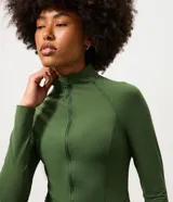 Campera deportiva Get Over entallada, confeccionada en microfibra verde militar, de manga larga, con cuello alto, cierre frontal completo y un práctico bolsillo trasero.