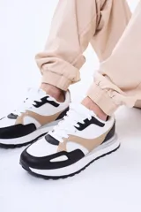 Pantalón cargo de gabardina color negro, con bolsillos laterales tipo cargo, cintura elástica con cordón ajustable y puños elásticos en los tobillos.