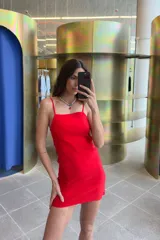 Vestido corto de bengalina color rojo, con corte recto, escote recto y breteles finos regulables.