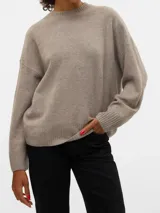 Sweater de punto grueso en color beige melange, con diseño de cuello redondo y hombros caídos. Está confeccionado en una mezcla de poliéster reciclado, lana y acrílico.