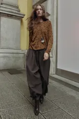 Jersey de punto fino, manga larga y cuello redondo, con estampado de leopardo en tonos marrones.