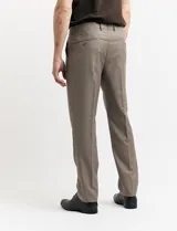 Ambo de corte clásico compuesto por saco de dos botones y pantalón de vestir a juego. El saco cuenta con solapas de muesca, bolsillos laterales con solapa y un bolsillo en el pecho. El pantalón presenta un corte recto y limpio.